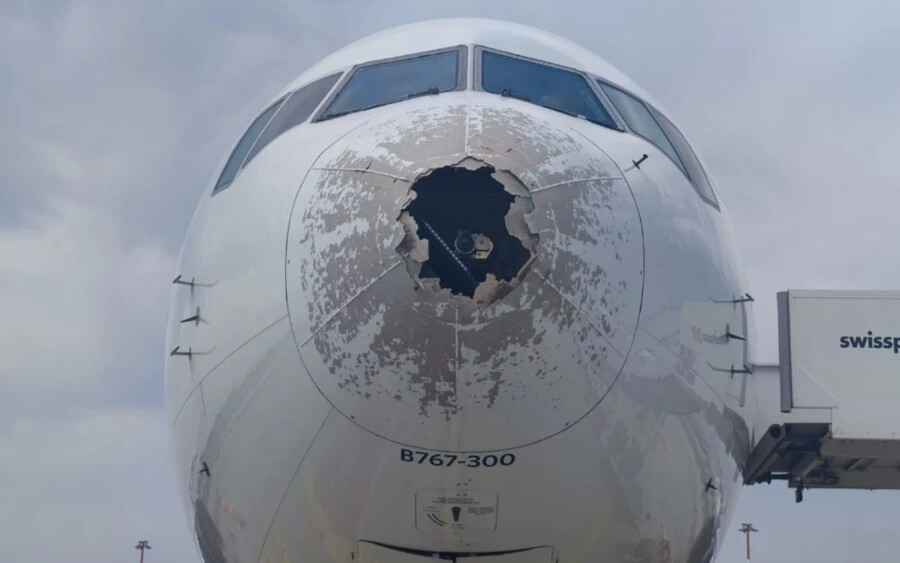 Kényszerleszállást kellett végrehajtania Rómában a Delta Air Lines New Yorkba tartó gépének, miután a jégeső megrongálta a gép szárnyait és orrát. 
