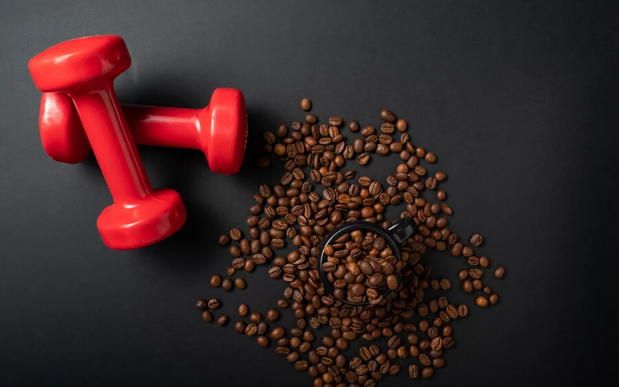Egyes tanulmányok szerint a vér koffeinszintje jelentősen befolyásolhatja például a testzsír arányát. Ez az információ nemcsak esztétikai okokból fontos, hanem azért is, mert a magasabb zsírszint növelheti a 2-es típusú cukorbetegség és a szív- és érrendszeri betegségek kockázatát.