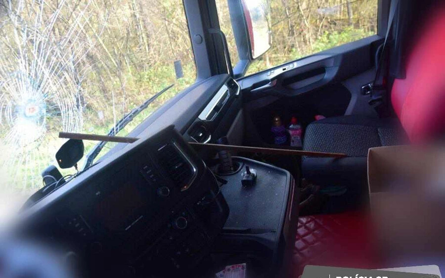 Éles fémrúd fúródott vezetés közben egy kamion szélvédőjébe (FOTÓK)