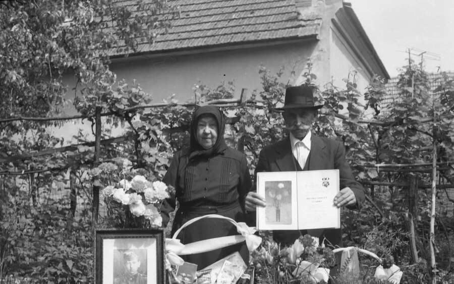 A fényképen kamocsai Takács Zsigmond és felesége Tóth Eszter szerepelnek a gyémántlakodalmukon Kamocsán (1980)