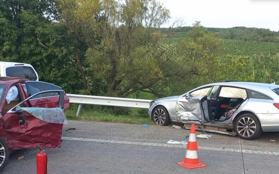 Tavaly augusztus végén két személygépkocsi és egy furgon ütközött össze a D2-es autópályán a csehországi Břeclav régióban található Hustopeče közelében. A balesetnek két halottja és nyolc sérültje volt. 