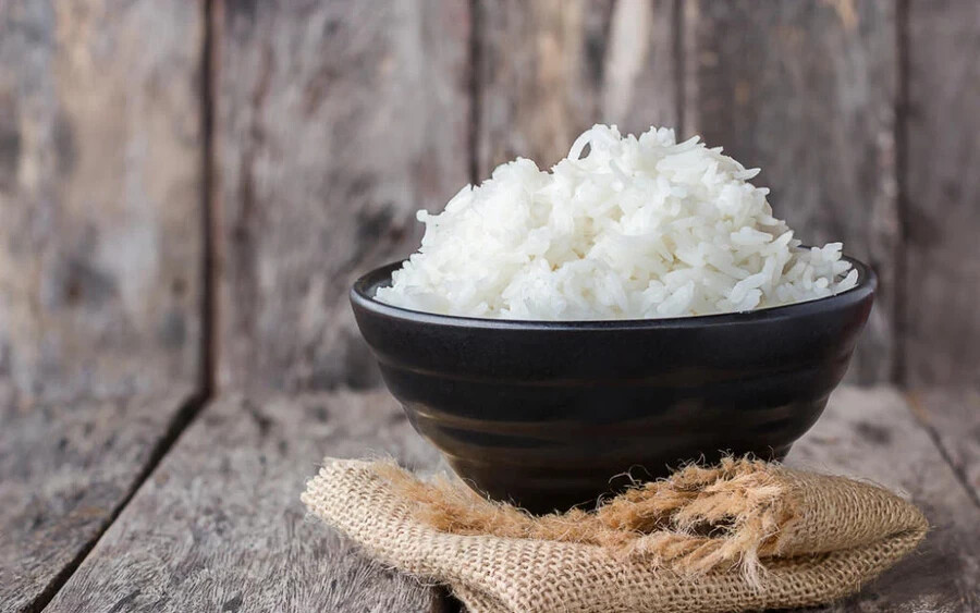 Találtál egy csomag rizst a kamrában, amiről már évekkel ezelőtt megfeledkeztél? Főzd meg bátran! Még mindig olyan jó lesz, mint aznap, amikor elhoztad a boltból. Még az sem baj, ha a csomag már fel van bontva. Ez a barna rizsen kívül minden fajta rizsre jellemző.  