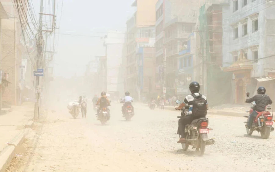 Katmanduban, Nepál fővárosában a gyors urbanizáció hatására drasztikus romlásnak indult a levegő és a víz állapota. Az elmúlt öt évben a város Ázsia négy legszennyezettebb városai közé tartozik. A 2017-ben emlegetett légszennyezés elleni intézkedések ellenére a kormány nem tett egyértelmű lépéseket az ügyben.  