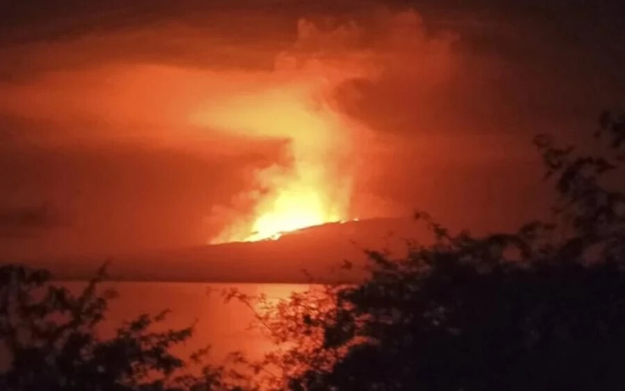 Vasárnapra virradó éjszaka kitört a La Cumbre vulkán a lakatlan Fernandina-szigeten - közölték az ecuadori hatóságok. Az 1476 méter magasan fekvő vulkán utoljára 2020-ban tört ki.