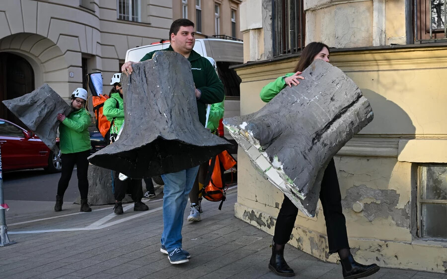 „Környezetpusztítási minisztérium” – függesztette ki a transzparenst a környezetvédelmi tárca épületére a Greenpeace (FOTÓK)