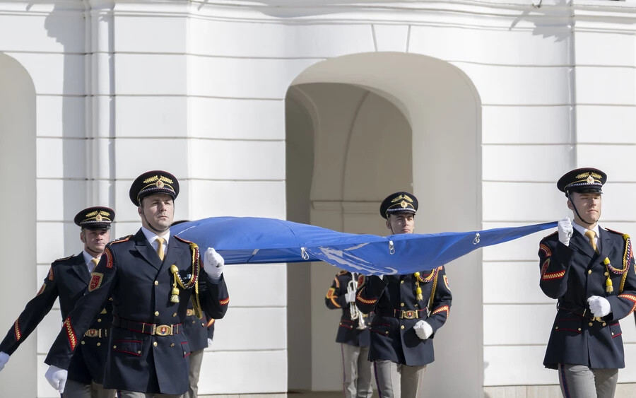 NATO-zászlót vontak fel az elnöki palota előtt (FOTÓK)