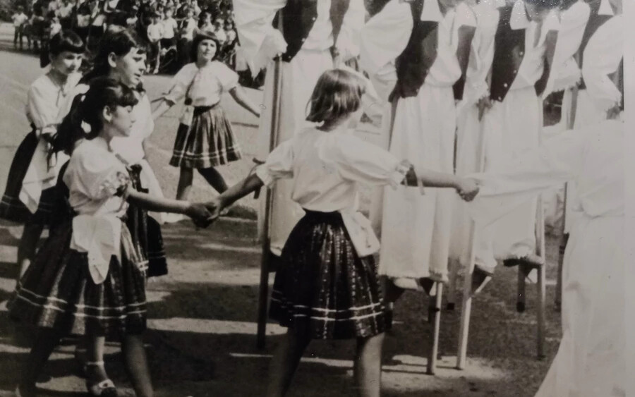 A fülekpüspöki Apró Palóc gyermek-néptáncegyüttesben a ’80-as években   „Több versenyre is eljutottunk. Tíz évvel később a pozsonyi Szőttesben folytathattam a táncot, Hégli Dusán csapatában.” 