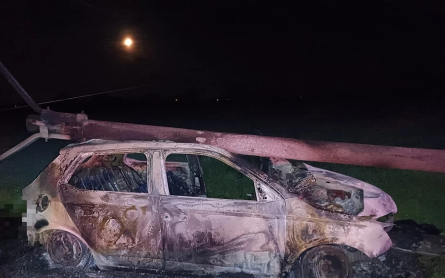 TRAGÉDIA: Villanyoszlop dőlt egy autóra Vásárút közelében, a sofőr bennégett a kocsiban (FOTÓK)