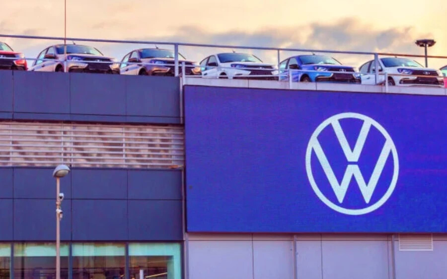 A Volkswagen, amely gazdag örökséggel és kiterjedt, luxus és teljesítménymárkákat is magában foglaló portfólióval rendelkezik, 100 járműre 267 problémáról számol be. A márka, amelynek egykor az volt a célja, hogy megbízható járműveket gyártson a tömegek számára, az utóbbi időben vegyes eredményeket ért el a megbízható családi szedánok megalkotására tett kísérletei során. Egyes rajongók a márka globalizációját, beleértve a gyártás Kínába történő áthelyezését, mint a változás lehetséges tényezőjét említik.