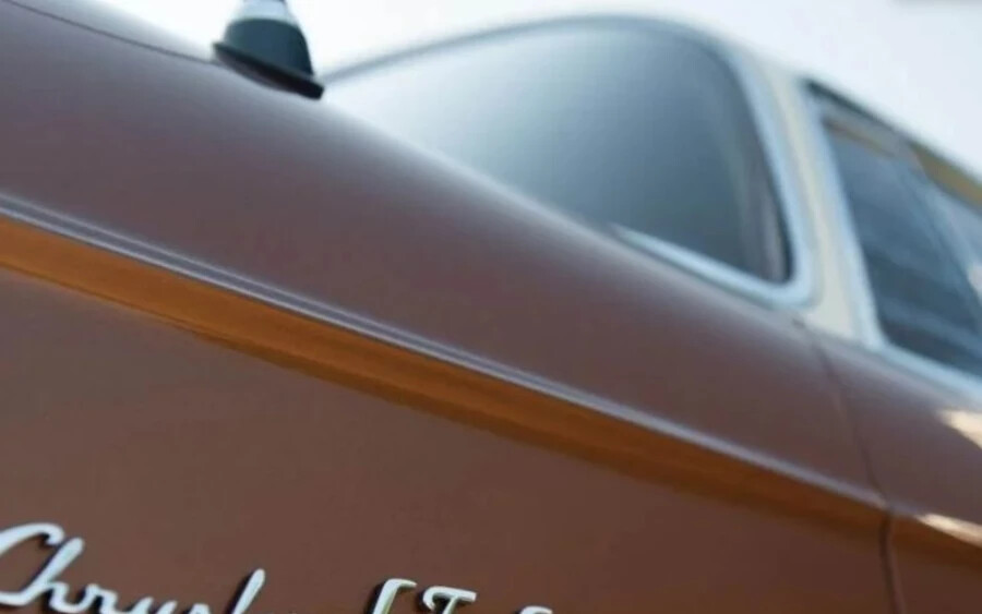 A Chrysler, amely ma már a Stellantis része, vezeti a listát 310 problémával 100 járműre számítva. A Chrysler 1925-ös alapítása óta az amerikai autóipar egyik alappillére. Az elmúlt évtizedekben azonban az autógyártó jelentős problémákkal szembesült, ami járműveinek minőségének és megbízhatóságának romlásához vezetett. 