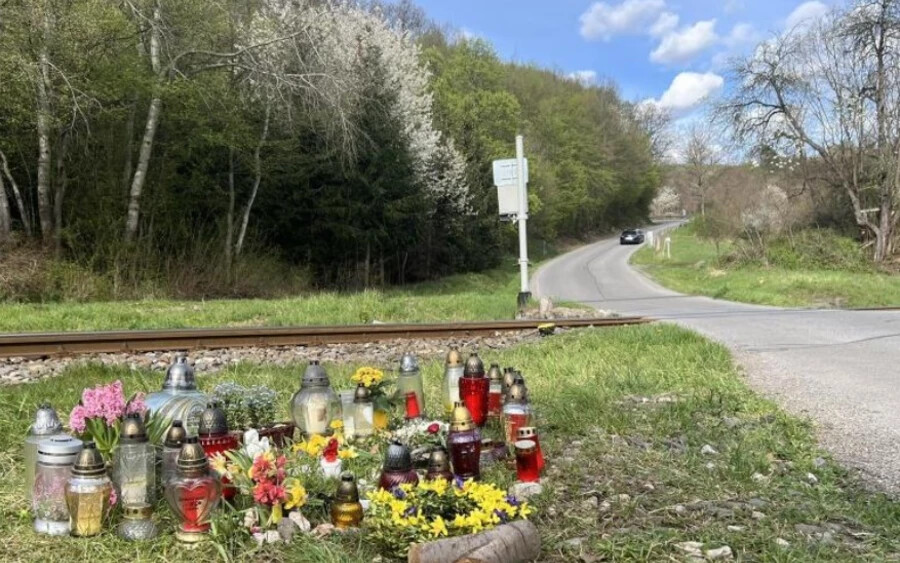 Kiszelfalu (Pitelová) gyászolja a házaspárt, akik még március 26-án vesztették életüket egy taxiban, ami egy vonattal ütközött. A házaspárt múlt héten kísérték utolsó útjukra a helyi temetőben.