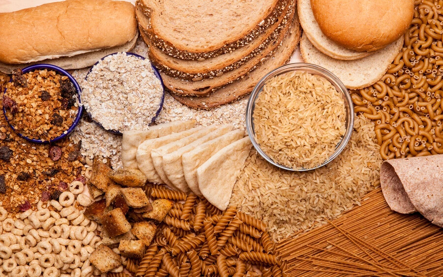 A teljes kiőrlésű gabonafélék szerves részét képezik az ikariai étrendnek. A népszerűek közé tartozik a bulgur, a farro, valamint a tésztafélék - különösen a gluténmentes, teljes kiőrlésű tészták, illetve a magas fehérjetartalmúak.   