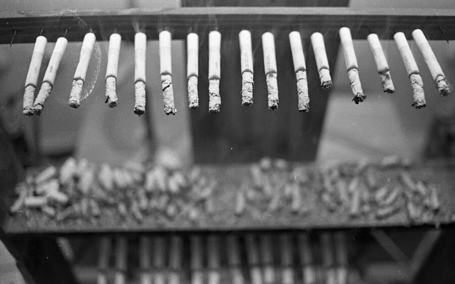 Pécsi Dohánygyár. Égési idő tesztelése. Fotó: Fortepan / Urbán Tamás