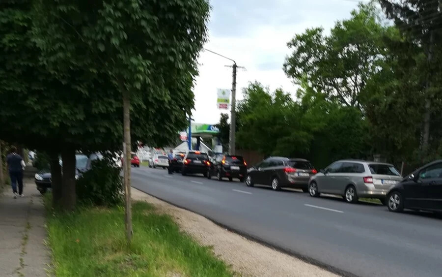 Megrohamozták a szlovák autósok a magyar benzinkutakat, éjfélkor is kígyózó sorok vártak üzemanyagra