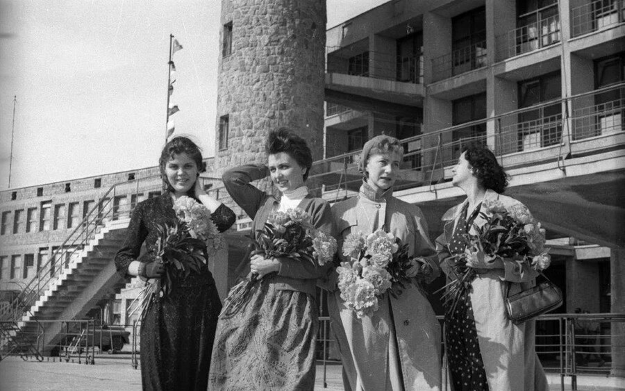 Szovjet manökenek, akik a Margitszigeten tartott „divatolimpiász"-ra érkeztek 1958-ban. Fotó: Fortepan / FSZEK Budapest Gyűjtemény / Sándor György
