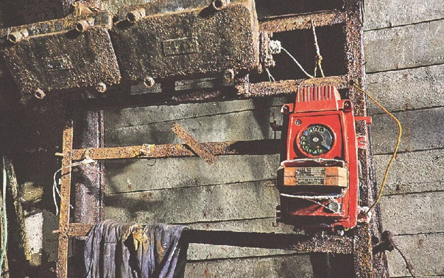 Rég nem használt piros telefon egy régi szlovákiai bányában
