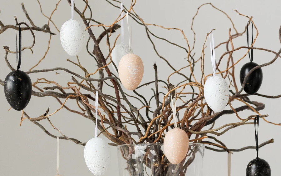 2. Az idei év a végletek éve. Az élénk, színes tojásfa mellett a másik nagy kedvenc a fekete-fehér tojásokkal dekorált gallyak. Ezeket leginkább azoknak ajánljuk, akik nem félnek új ötleteket kipróbálni. 
