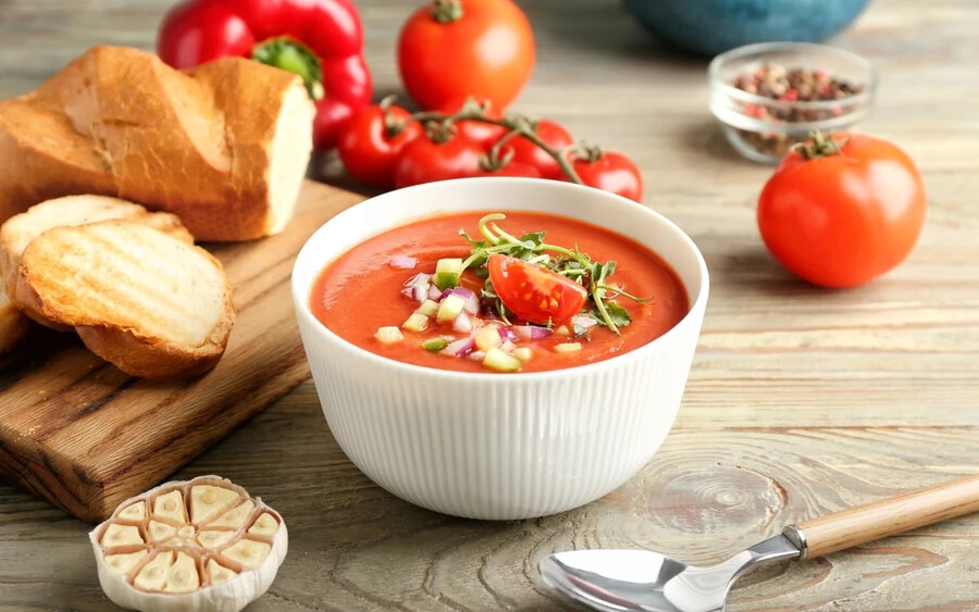 Gazpacho – Spanyolország leghíresebb levese paradicsomnak, hagymának, paprikának és olivaolajnak köszönheti egzotikus ízét. Neve arabul „nedves kenyeret” jelent, mert a hazaiak leggyakrabban hidegen, kenyérrel együtt fogyasztják.