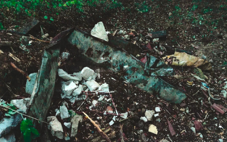Mérgező anyagot és veszélyes hulladékot rakott le az erdő szélén (FOTÓK)
