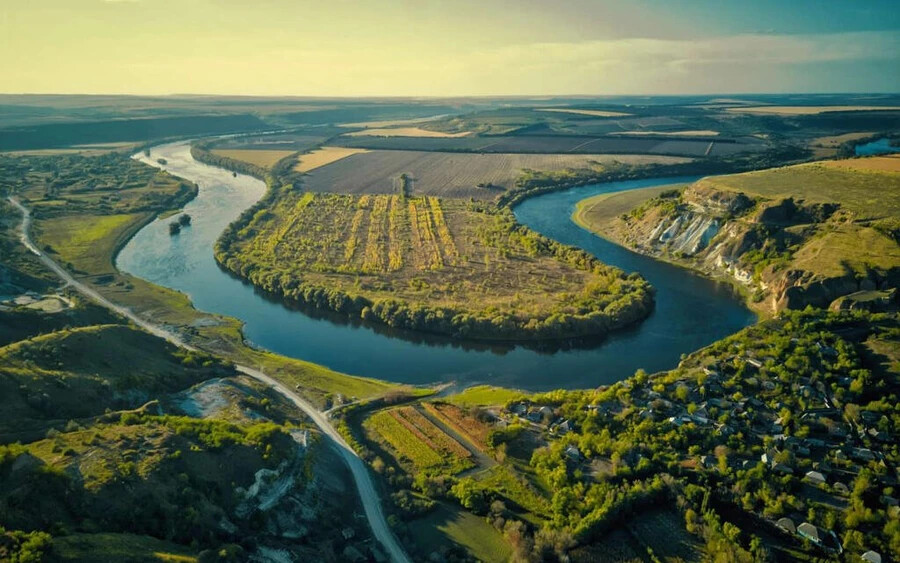 Mesebeli kastélyok, gyönyörű dombok, zöld völgyekben kanyargó folyók és szőlőültetvények jellemzik a tájat. Mindezek ellenére Moldova az egyik legkevésbé látogatott ország Európában. A  tengerparttal nem rendelkező országot 2019-ben 174 ezer turista kereste fel, ami rekordot jelent.