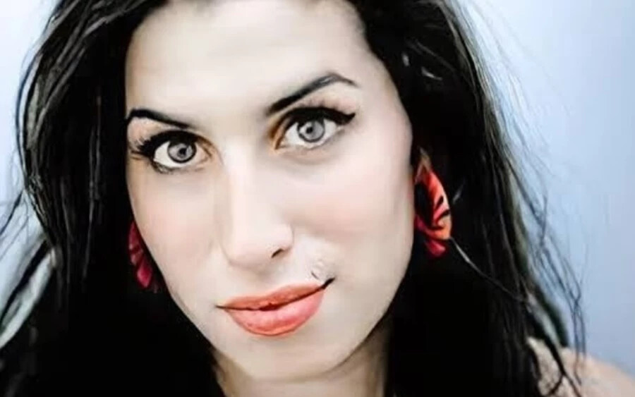 Amy Winehouse 2011-ben 27 évesen hunyt el. 