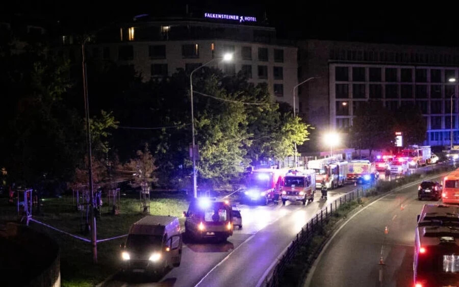 A baleset még vasárnap este történt Pozsony egyik legforgalmasabb utcáján, ahol a buszmegállóban várakozó egyetemi hallgatók közé hajtott a részeg sofőr. A balesetben öten életüket vesztették, többen még kórházban vannak sérüléseikkel. 