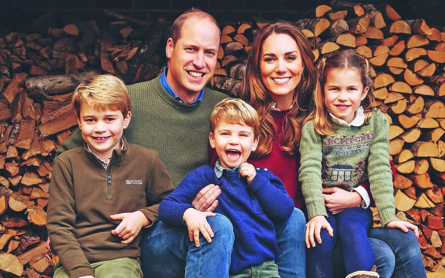 Vilmos herceg és Katalin hercegné gyermekeikkel, Györggyel, Lajossal és Saroltával