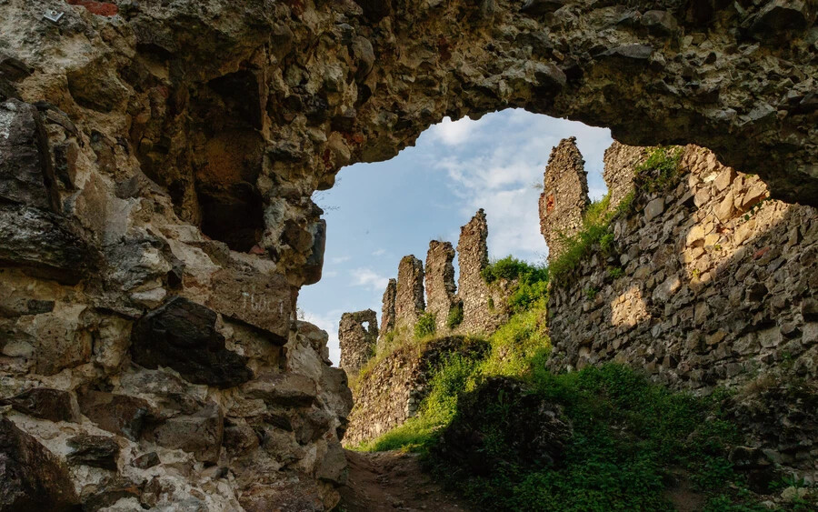 A huszti vár romjai Kárpátalján