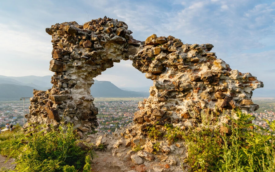 Kilátás a városra a huszti vár romjaitól Kárpátalján