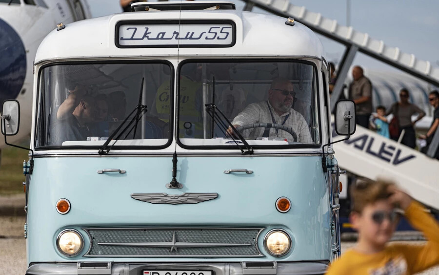 Az Ikarus 55-ös autóbusz, közismert becenevén "faros" restaurált példánya a Ferihegyi Ikarus találkozón. Fotó: MTI/Szigetváry Zsolt
