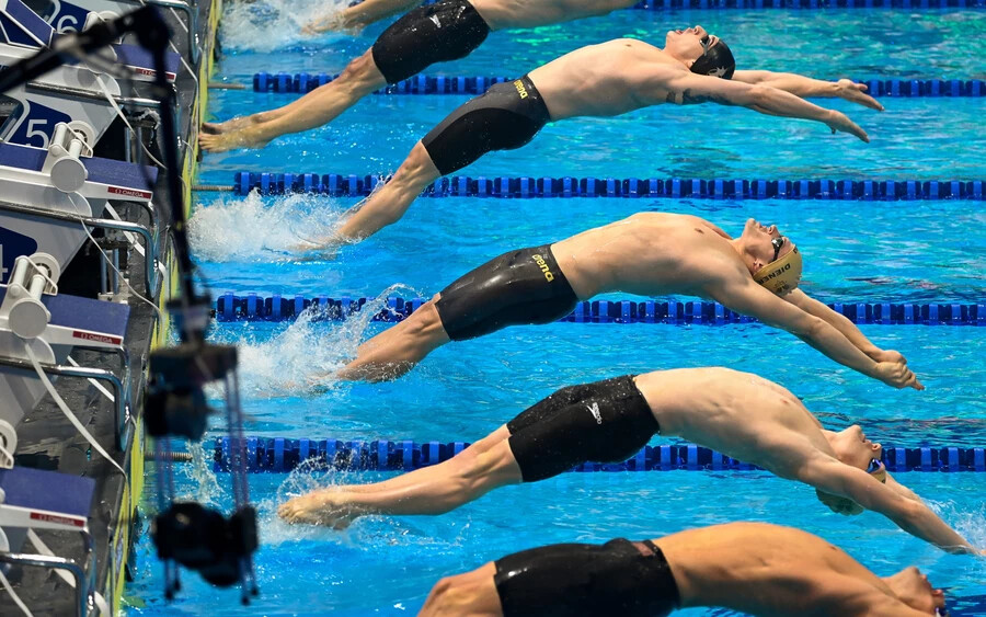 A férfi 200 méteres hátúszás rajtja a Nemzetközi Úszóliga (ISL) második mérkőzésén