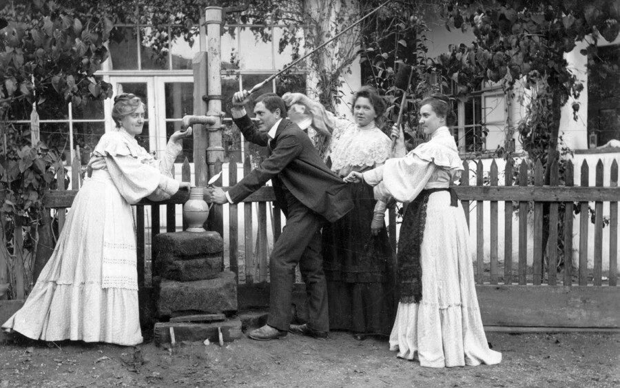 Ez történik, ha az asszony nem ad bort (1903, Bicske). Fortepan / Székely Márton 