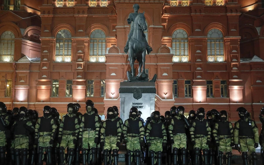 Fegyveres erők próbálják a tüntetők útját állni a Vörös téren