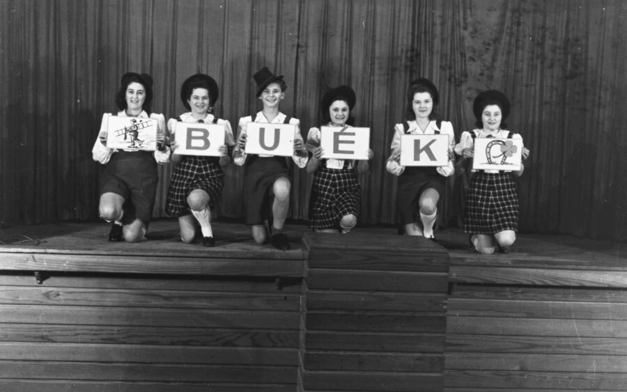 1948-ban ez a hölgykoszorú kívánt szebb, szerencsésebb évet (Kép Fortepan/Konok Tamás id)