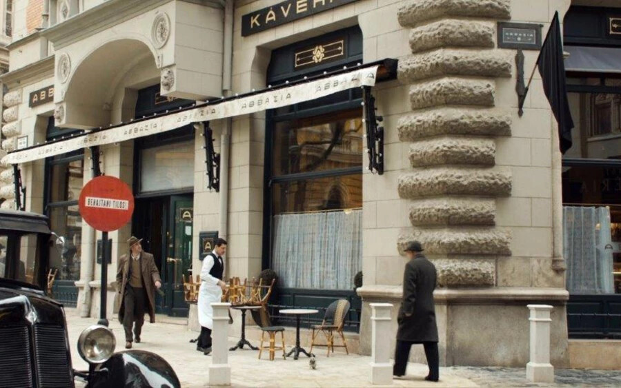 Az Abbáziává alakított Centrál Kávéház az elrejtett Demszky-karókkal a Budapest Noir című filmben. Forrás: Pioneer Pictures