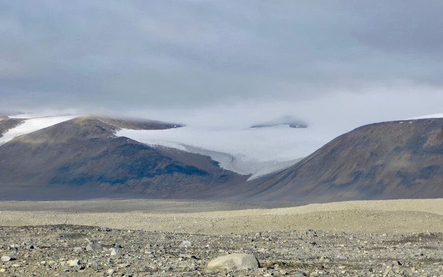 Az Antarktisz száraz völgyei: A közhiedelemmel ellentétben a világ egyik legszárazabb pontja épp a Déli-sarkon található. Az úgynevezett száraz völgyekben szinte semennyi jég nincs, köszönhetően a katabatikus szeleknek, melyek elpárologtatják a folyadékot. A környező hegyek miatt pedig eső néha évekig nem esik errefelé.