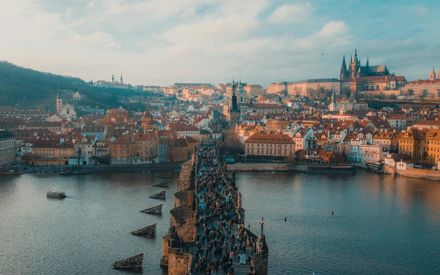 Prága: A prágai kép nem volna teljes egy gótikus vagy reneszánsz épület előtt elsuhanó villamos nélkül. Az európai város a világ egyik legdicsértebb tömegközelekdési rendszerét tudhatja a magáénak, három, fejlett metróvonala pedig nemcsak esztétikus, de szinte az egész várost lefedi.