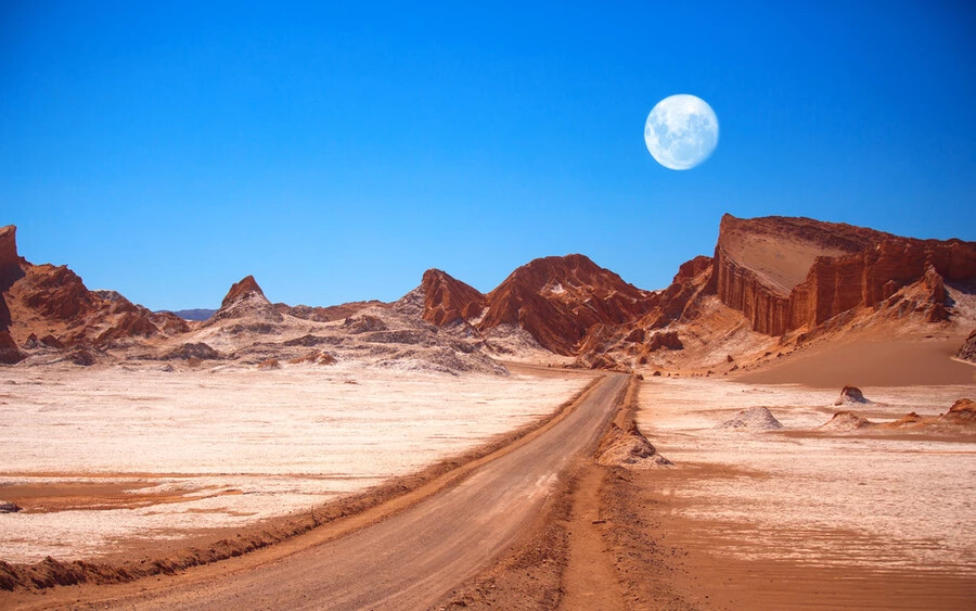 Atacama-sivatag, Chile: Az Atacama egy part menti sivatag, és a világ egyik legszárazabb helye. A sivatag városai rendszerint évi 10 milliméter csapadékot látnak, azonban van egy helysége, Calam, melyben 1570 és 1971 között egyáltalán nem esett eső.