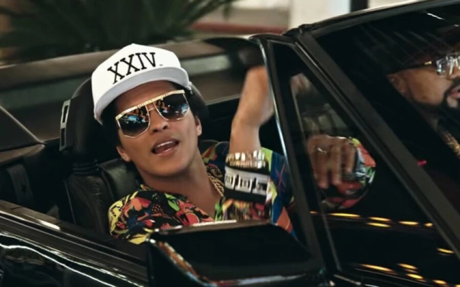 Emlékeztek Bruno Mars fekete kocsijára a 24k magic című klippből? Nos, az az ő saját autója, egy Cadillac Allanté