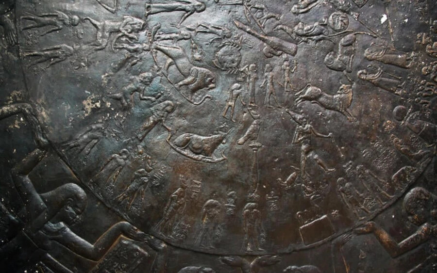 A denderai zodiákus: Az egyiptomi kő, mely az ókori csillagászat egyik legszebben fennmaradt ereklyéje, ma a párizsi Louvre falai közt található, miután franciák erőszakosan eltávolították azt egy egyiptomi templomból. Az anyaországnak csupán egy replikája van kiállítva.
