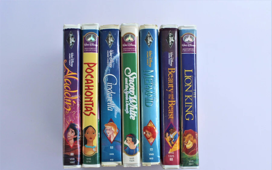 Disney VHS-kazetták: Bár a Disney Plus-on már a Disney egész katalógusa elérhető, a gyűjtők a mai napig rengeteg pénzt kiadnak a klasszikus kazettákért. Ha pihen otthon néhány The Classics felirattal az oldalán, megérheti eladni őket!
