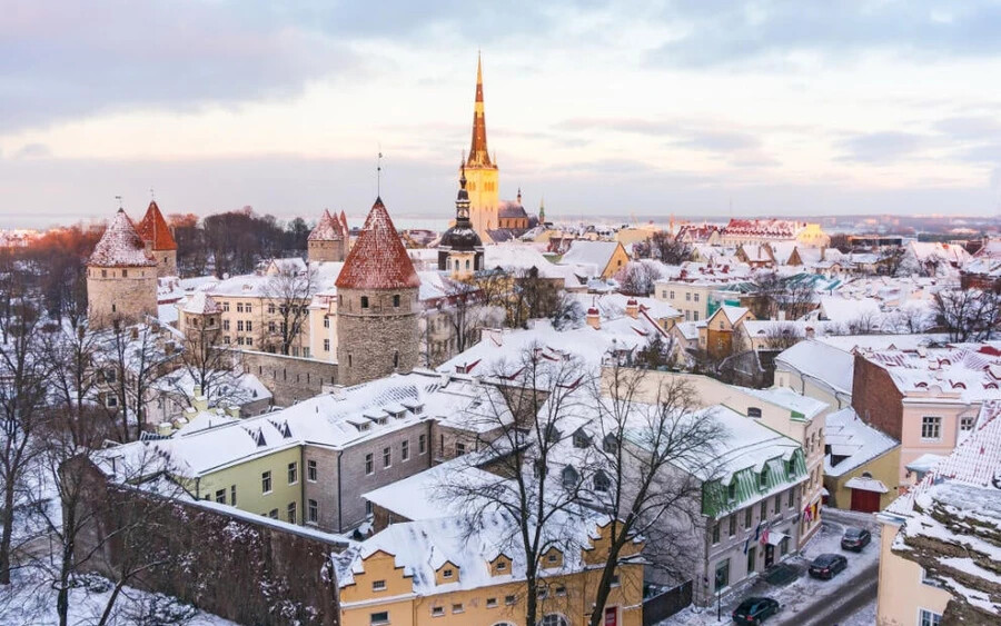 Tallinn, Észtország: Észtország fővárosát az év bármely napján érdemes meglátogatni, a tél azonban rendkívül feldobja. Gyönyörű, történelmi helyszíneit ilyenkor hó fedi, világváros mibenléte miatt pedig téli aktivitásoknak sem leszünk híján.
