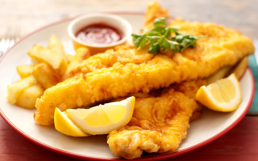 Fish and chips: Az egyik leghíresebb angol étel valójában portugál eredetű. A recept bevándorlókon keresztül jutott el Angliába a 18. században, a sült krumpli pedig máig ismeretlen okokból vált eggyé a halétellel.