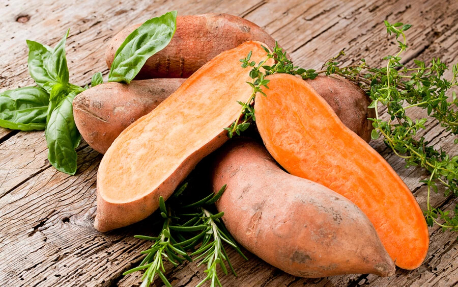Édesburgonya: Egészséges alternatívája a hagyományos burgonyának, ugyanis táplálóbb, de kevesebb kalóriát tartalmaz. Emellett A- és C-vitamint is tartalmaz, valamint káliumot, melyek mindenképp hozzájárulnak az immunrendszerünk erősségéhez.