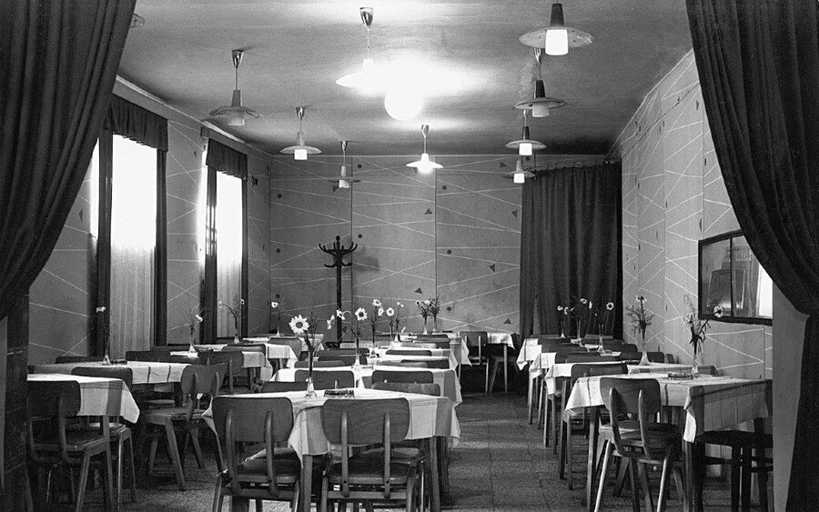 A dombóvári Vörös Csillag étterem enteriőrje az 1960-as években. Fotó: Fortepan / Erky-Nagy Tibor