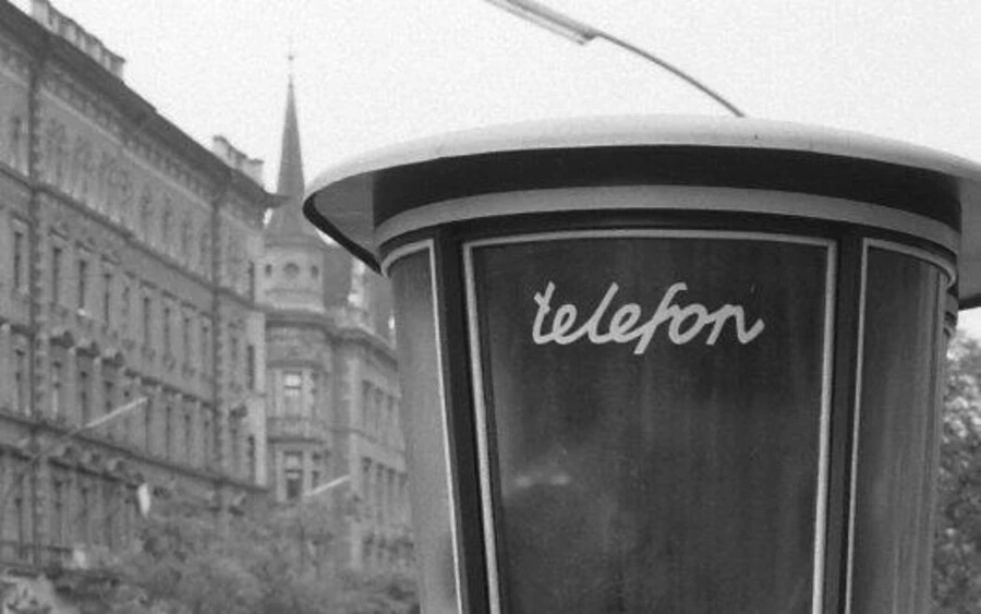 Telefonfülke az Erzsébet (Lenin) körúton a Madách Színház felől a Király (Majakovszkij) utca felé nézve az 1960-as években. Fotó: Fortepan / Kotnyek Antal
