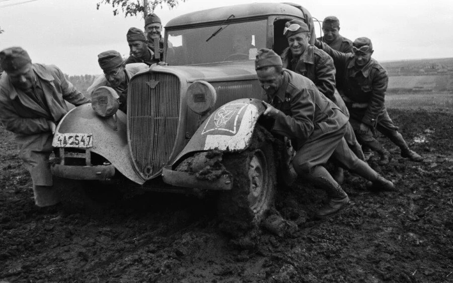 Egy Polski-Fiat 508-ast tolnak ki a sárból magyar katonák valahol a keleti fronton 1942-ben. Fotó: Fortepan / id. Konok Tamás