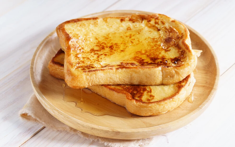 Francia bundás kenyér: Ez az étel valójában az ókori Rómából származik, ahol a kenyeret néha tejbe mártották sütés előtt. A „francia” az étel modern nevében nem nemzetiséget, hanem egy előállítási módot jelöl.