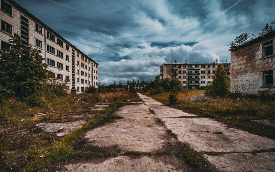 Kadykčan: Régen sikeres bányászváros volt, napjainkra azonban elhagyott házak kollekciója. A várost még a 40-es években alapították Gulag-foglyok, hamarosan pedig kiderült, mennyi nyersanyag lapul a település alatt. A 70-es évek végére több mint 10 ezer lakosa volt, a Szovjetunió szétesése azonban súlyos hatással volt a széniparra, a várost pedig fokozatosan elhagyták. 