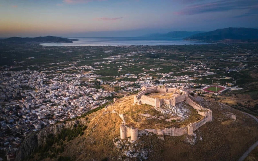 Argosz, Görögország: Az ókori Görögország egyik legfontosabb helyszíne. A történészek szerint először Krisztus előtt 3000-el telepedtek itt le emberek, és a mai napig elképesztő nyüzsgés uralja a mindennapokat.